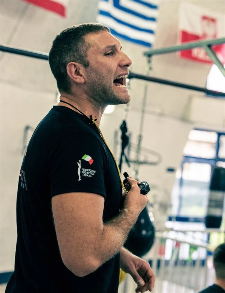 Francesco, coach della Pugilistica Fabrianese, durante un allenamento