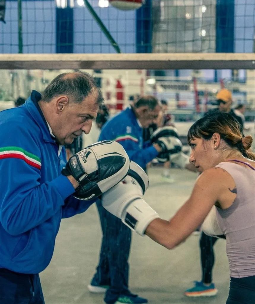 Sante, coach della Pugilistica Fabrianese, ai colpitori con un'atleta